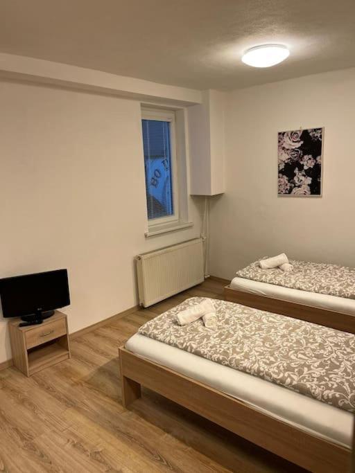 Bada Bing Plaza Apartment Bratislava Bagian luar foto